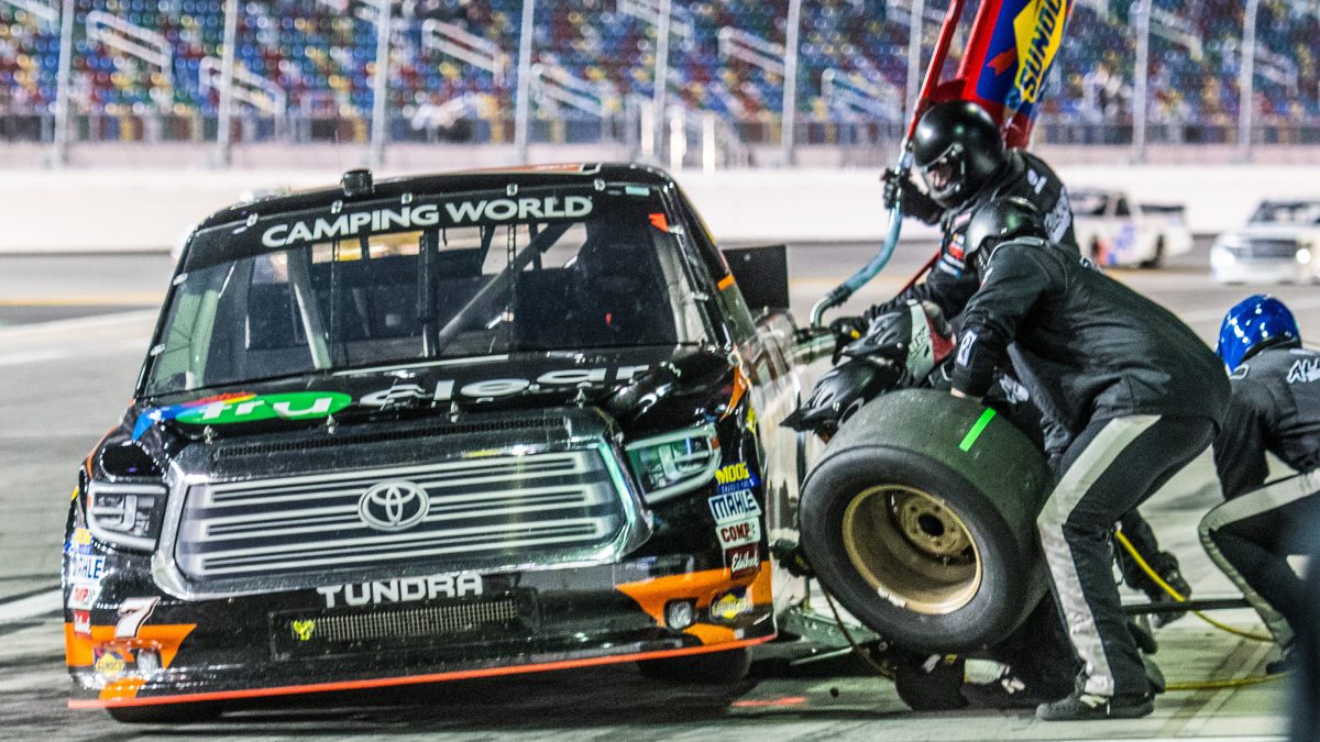 NASCAR-Camping-World-Truck-Series_1040x585