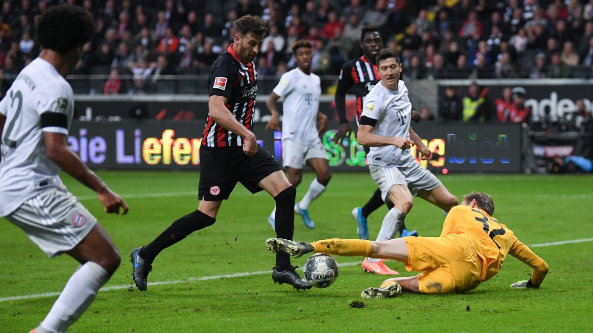 FRANKFURT AM MAIN, GERMANY - NOVEMBER 02: Robert Lewandowski of Muenchen tries to score past David Abraham and goalkeeper Frederik Ronnow of Frankfurt during the Bundesliga match between Eintracht Frankfurt and FC Bayern Muenchen at Commerzbank-Arena on November 02, 2019 in Frankfurt am Main, Germany. (Photo by Alex Grimm/Bongarts/Getty Images)